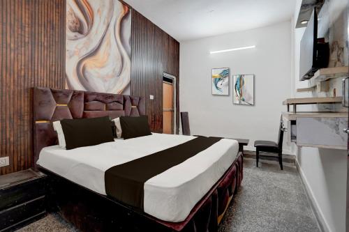 a bedroom with a large bed in a room at Hotel O Vishal Residency in New Delhi