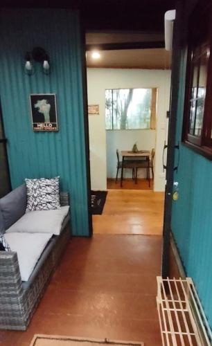 a living room with a couch and a table at La Casita Verde in Boquete