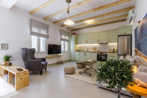 Manu's House - Refined Design, Effortless Space