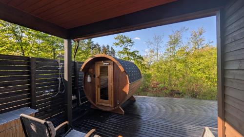 a pod on the deck of a tree house at Ember Resort AZUMIMO 静寂の森に佇むプライベートサウナ付き一棟貸しリトリート in Azumino