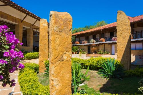 Hotel Hicasua y Centro de Convenciones — Property building