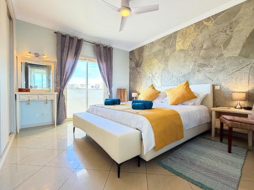 Luxshore - Sunset Penthouse with Panoramic Views