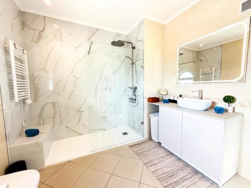 Luxshore - Sunset Penthouse with Panoramic Views