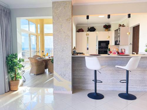 Luxshore - Sunset Penthouse with Panoramic Views