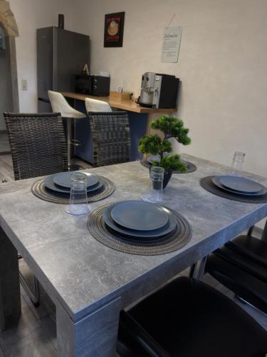 a table with blue plates on top of it at Casa Antic Große Moderne 45qm wohnung im Zentrum Am Bahnhof Kostenloses WLAN in Saalfeld
