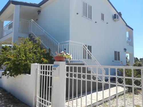 Apartments with parking space Razanj, Rogoznica - 24488