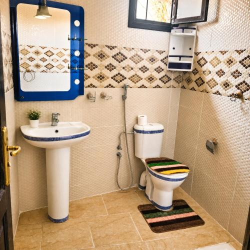 a bathroom with a sink and a toilet at Appartement Riad à Taroudant Piscine Privée & Grand Jardin, Séjour Unique in Taroudant