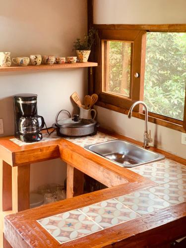 a kitchen counter with a sink and a window at Quirama Lodge Oriente Antioqueño in Carmen de Viboral