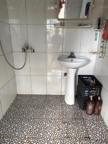 a bathroom with a sink and a mirror at Mắn Mẩy homestay in Tả Van