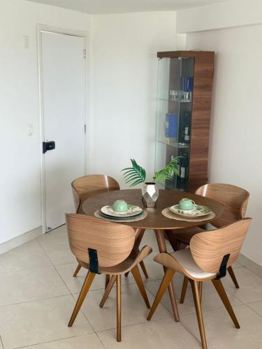 a dining room with a wooden table and chairs at Studio 404 Premium Flat - Juazeiro do Norte - Cariri in Juazeiro do Norte