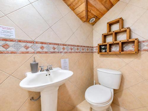 a bathroom with a toilet and a sink at Luxury Quinta con Jacuzzi - Sauna - BBQ in Cusúa