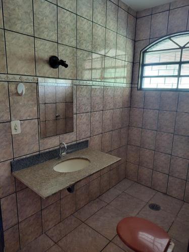 a bathroom with a sink and a window at Area de Lazer Rural in Ribeirão Preto