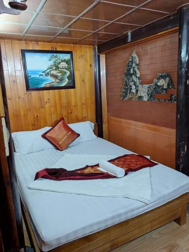 a bedroom with a bed in a boat at Cat Ba Mountain View Homestay in Cat Ba
