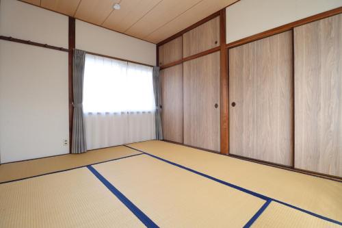 an empty room with a mats on the floor at Casa di acero in Kikuchi