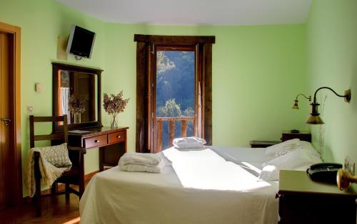 Cama o camas de una habitación en Hotel Balneario Río Pambre