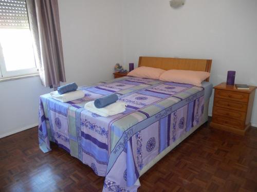 ラゴスにあるVista da Marinaのベッドルーム(紫色の掛け布団付きのベッド1台付)