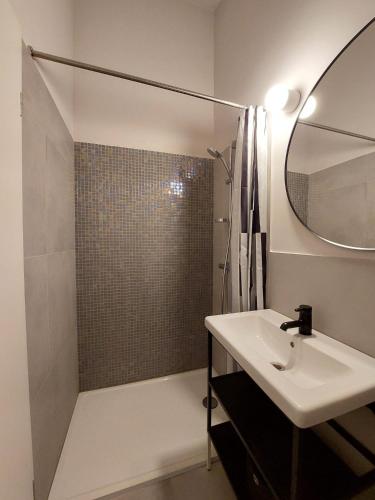 Gallery LUX Loft 75 m2, 2 Baths, 2 Mins to Sea