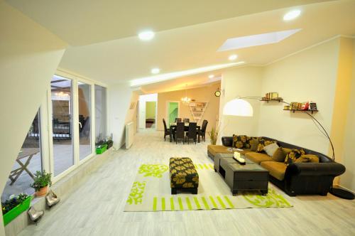 un soggiorno con divano e tavolo di Apartment Sovica a Belgrado