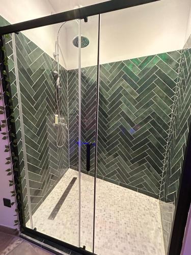 Love room - Jacuzzi - Netflix - Clim - 3min train station photo 10