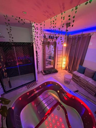 Love room - Jacuzzi - Netflix - Clim - 3min train station photo 11