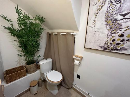 Love room - Jacuzzi - Netflix - Clim - 3min train station photo 12