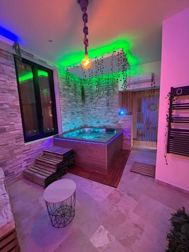 Love room - Jacuzzi - Netflix - Clim - 3min train station photo 13