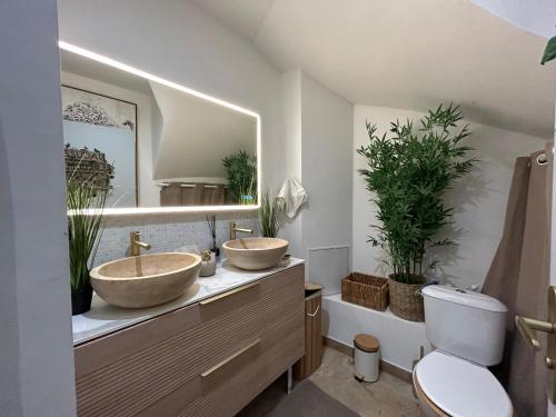 Love room - Jacuzzi - Netflix - Clim - 3min train station photo 4