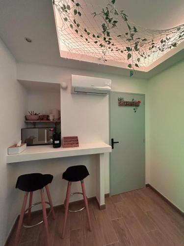 Love room - Jacuzzi - Netflix - Clim - 3min train station photo 9