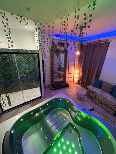 Love room - Jacuzzi - Netflix - Clim - 3min train station photo 16