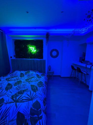 Love room - Jacuzzi - Netflix - Clim - 3min train station photo 18