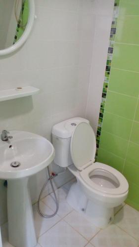 un bagno con un water bianco e un lavandino di Lovely Farm a Khao Kho