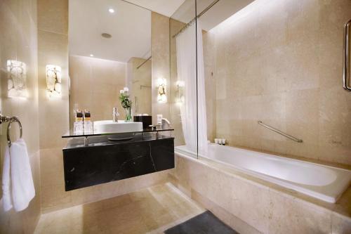 The Grove Suites by GRAND ASTON tesisinde bir banyo