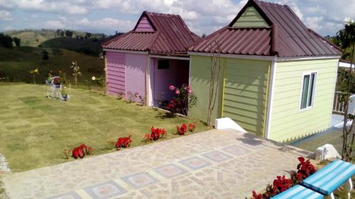 een luchtfoto van een huis met een tuin bij Lovely Farm in Khao Kho