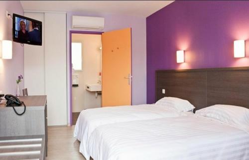 a bedroom with a white bed and a purple wall at Hôtel Cantal Cottages in Saint-Georges