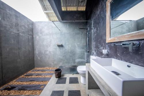 a bathroom with a sink and a toilet at Leaf Olu Ella in Yatiyantota