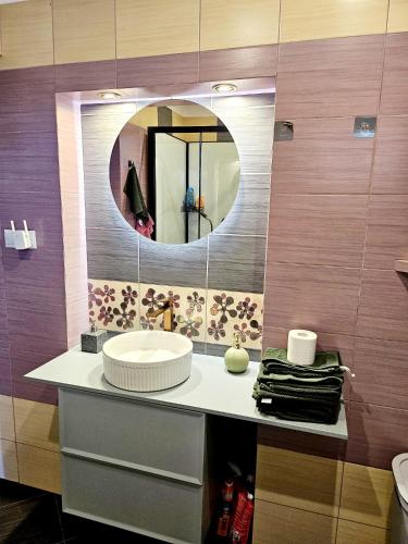 a bathroom with a sink and a mirror at Dom na wynajem Pasym in Pasym