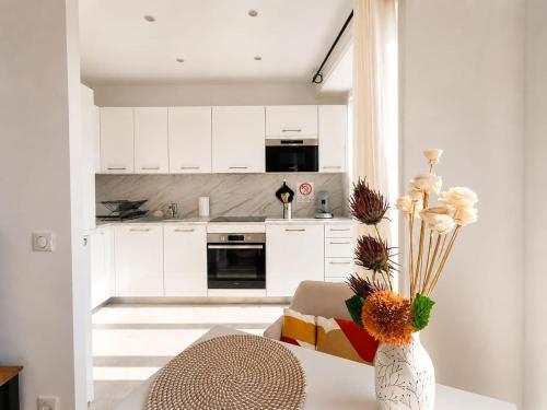 Renovated Apartment with Balcony & Side Sea View 25 bis Promenade des Anglais