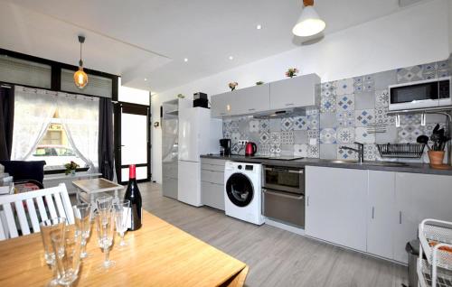 2 Bedroom Lovely Home In Canet-En-Roussillon Pl