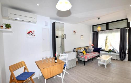 2 Bedroom Lovely Home In Canet-En-Roussillon Pl
