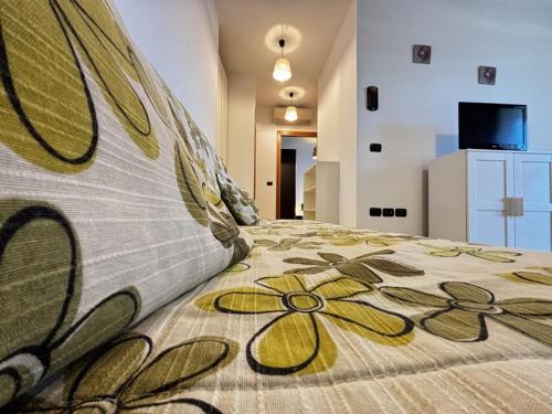 a large bed with a flower design on it at Residence Mairen a pochi passi dal mare in Rosolina Mare