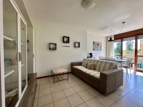 a living room with a couch and a table at Appartamento Ca Vio Beach & Venice in Cavallino-Treporti