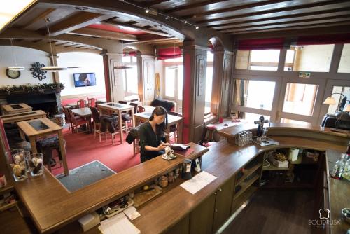 Hotel Le Druosにあるテレビまたはエンターテインメントセンター