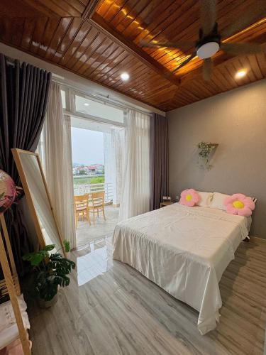 a bedroom with a bed with pink flowers on it at mongmerhomestay in Thôn Lại Thê