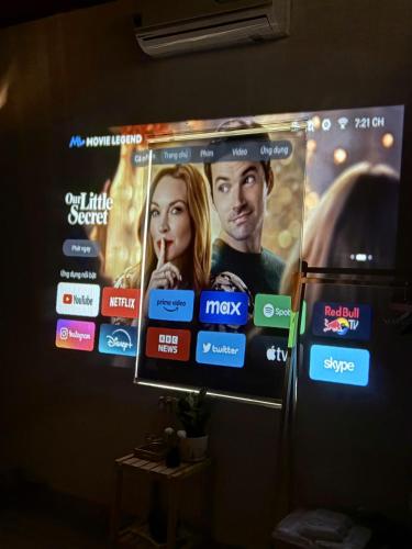 a television screen with a video game on it at mongmerhomestay in Thôn Lại Thê