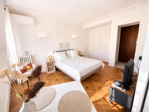 Renovated Apartment with Balcony & Side Sea View 25 bis Promenade des Anglais