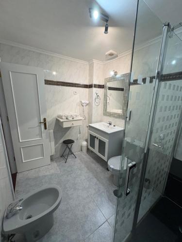 a bathroom with a sink and a toilet and a shower at Saron Centro in Sarón