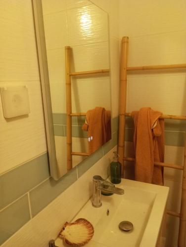 a bathroom with a sink and a mirror at Casa do Peregrino in Advagar