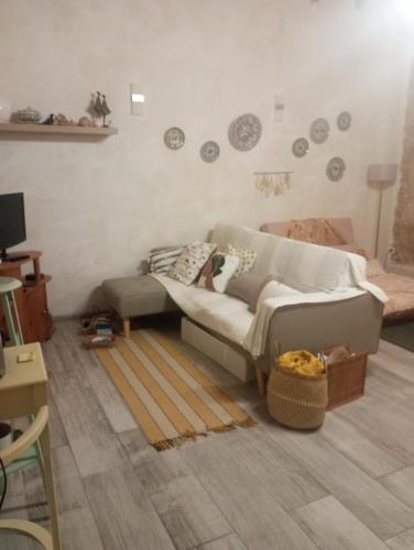a living room with a couch and a rug at Casa do Peregrino in Advagar