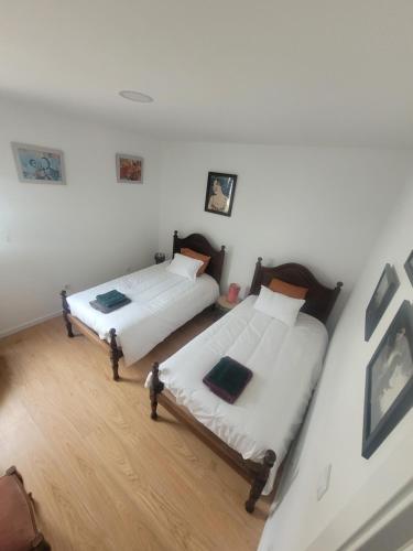 an overhead view of two beds in a room at Gite espumante in Mamarrosa