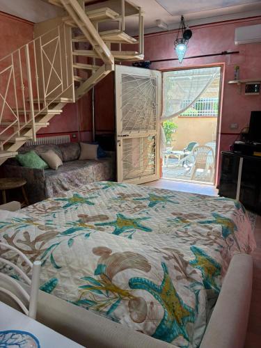 ein Schlafzimmer mit einem großen Bett und einer Treppe in der Unterkunft Clio 21 in Marina di Massa